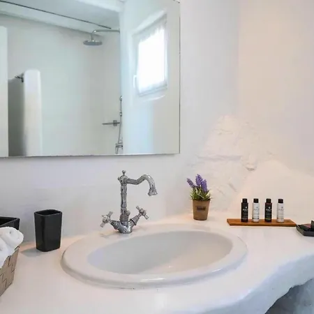 Paradise Estate Mykonos - Views, Party, Memories 2026 Bed and Breakfast Παράγκα